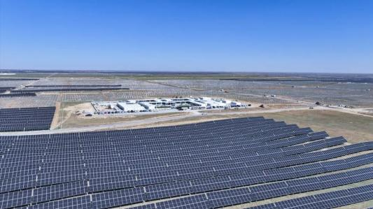 人民日?qǐng)?bào)、科技日?qǐng)?bào)、人民網(wǎng)、中新社等多家央媒聚焦鄂托克前旗這個(gè)光伏項(xiàng)目