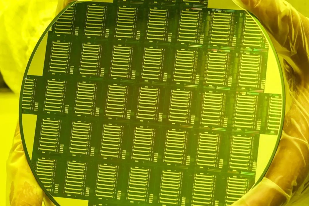 CHIPX首片6寸薄膜鈮酸鋰光子芯片晶圓下線，110GHz帶寬高性能薄膜鈮酸鋰調(diào)制器芯片實(shí)現(xiàn)量產(chǎn)